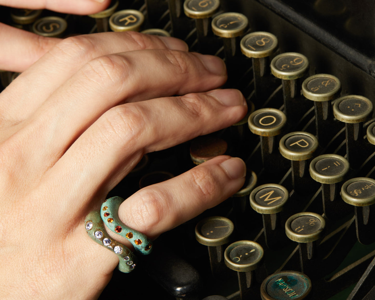 Anello Riviera o Veretta con Pietre Dure Sintetiche| Onda