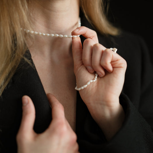 Che Collana Indossare in Base allo Scollo? Guida Pratica per Scegliere Quella Giusta